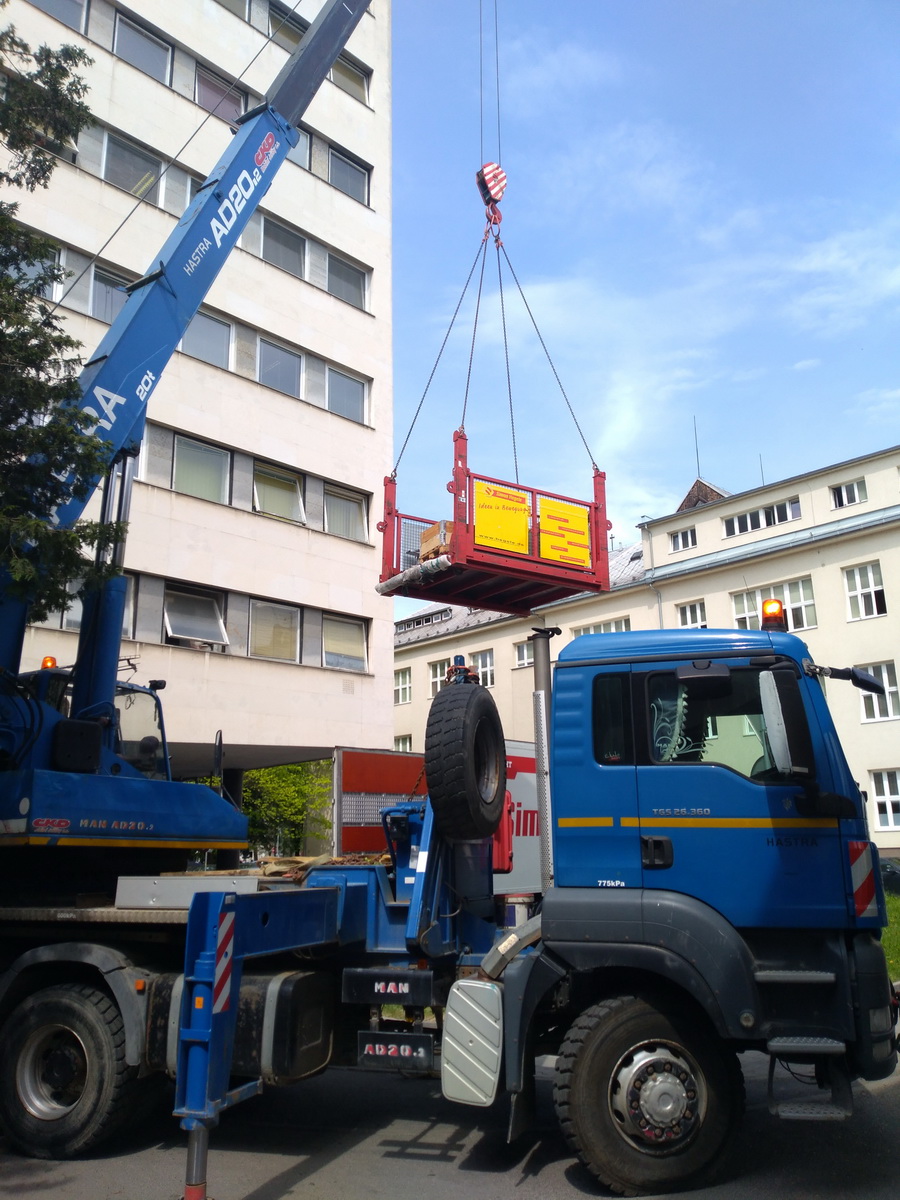 1048 fnsp zanove ct prislo do zilinskej nemocnice zeriavom cez okno spojovacej chodby jpg