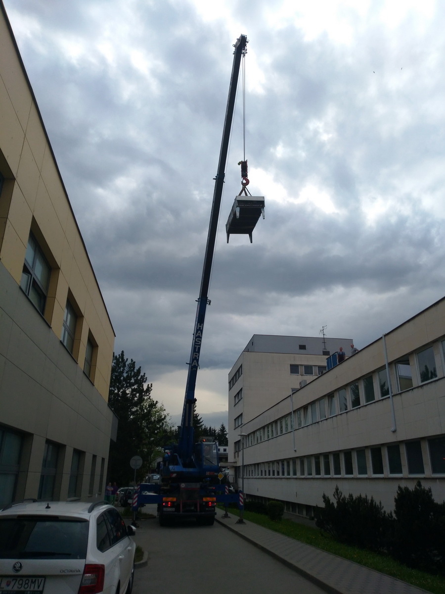 1049 fnsp zapresun chladiaceho zariadenia medzi strechami jpg