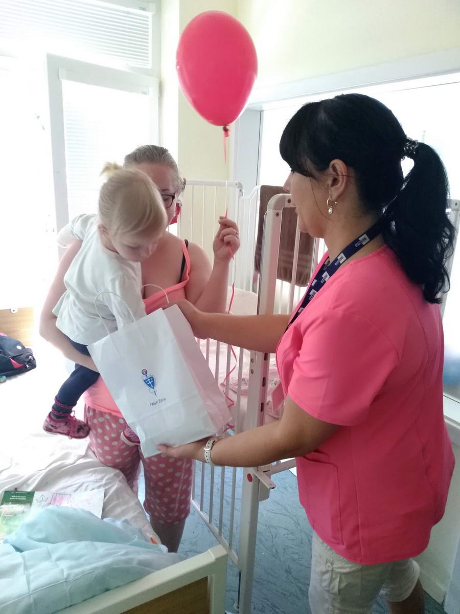 1116 fnsp zaz balonov ovocia a sladkosti sa tesili aj najmensi pacienti jpg