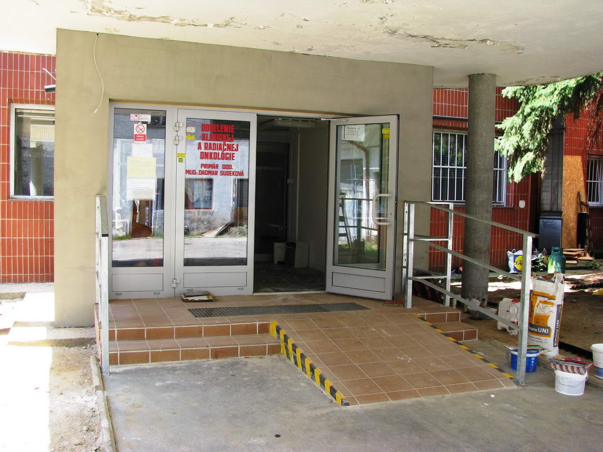 1200 fnsp zarekonstrukcne prace prebiehaju aj pri hlavnom vstupe do ambulantnej casti jpg