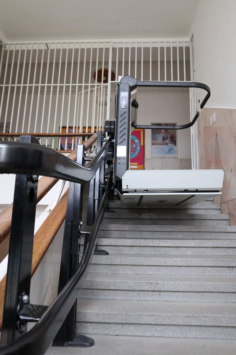 1470 fnsp zabezbarierova plosina v detskej poliklinike jpg