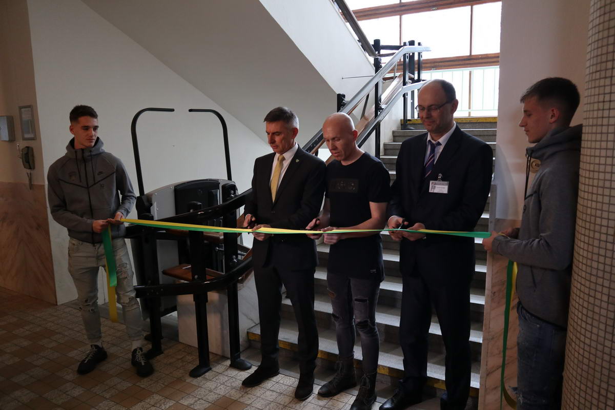 1472 fnsp zanovu plosinu slavnostne odovzdalo vedenie klubu jpg