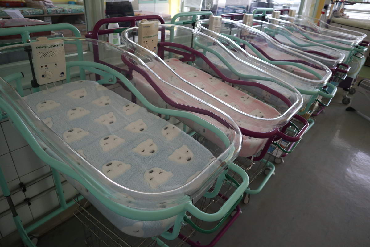 1499 fnsp zav zilinskej nemocnici jazdia babatka v novych modernych postielkach jpg