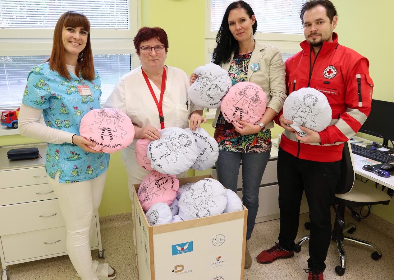 1598 fnsp zavankusiky odovzdava spravkyna nadacie anjelske kridla spolu s partnerskou organizaciou slovenskeho cerveneho kriza v ziline jpg