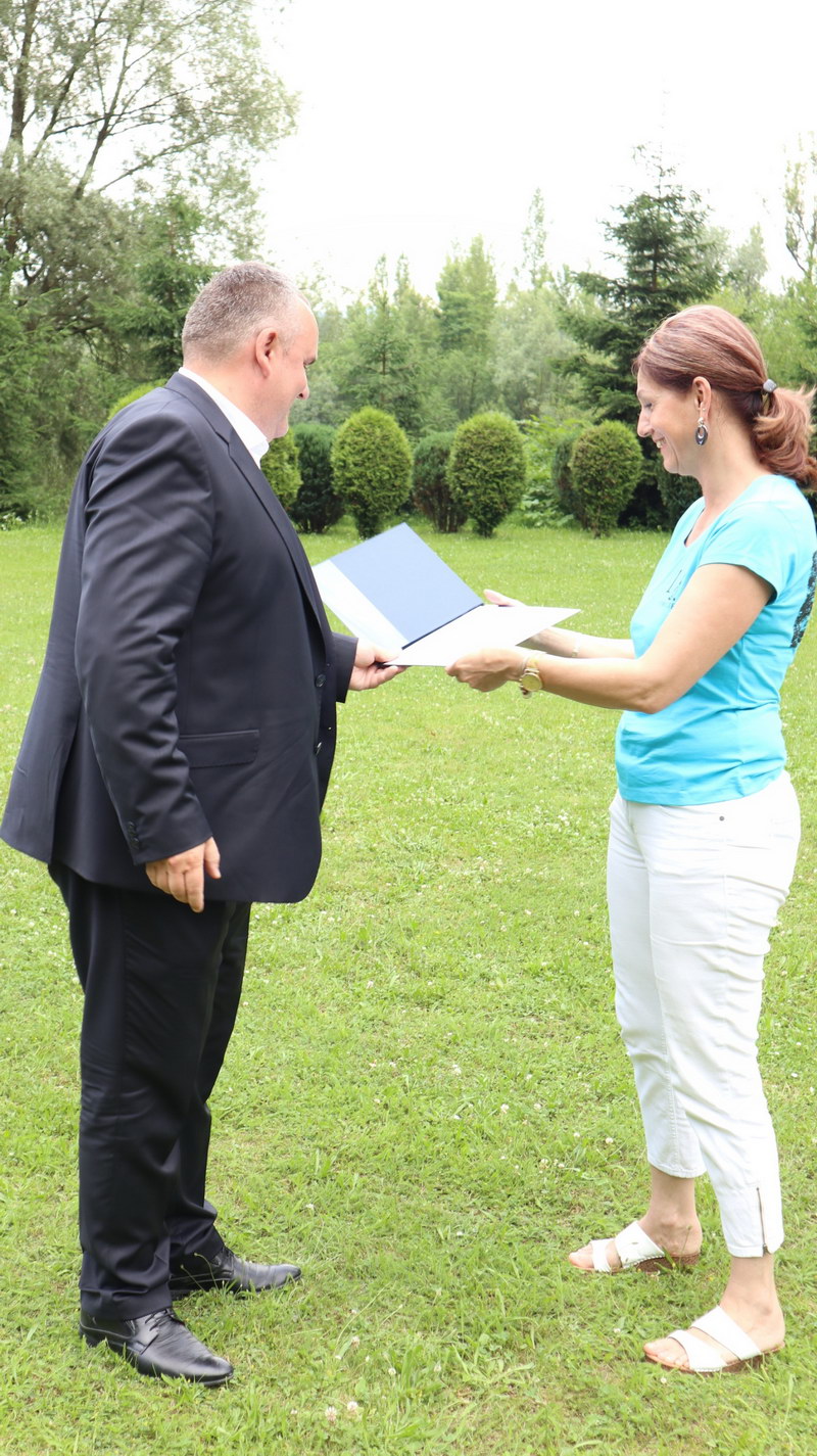 1640 fnsp zaekonomicky riaditel fnsp za peter braska odovzdal centru pamatny list jpg