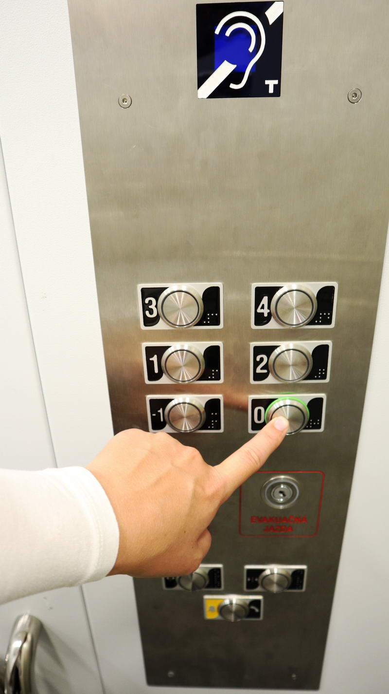 1653 fnsp zavybavene su led osvetlenim svetelnou i zvukovou signalizaciou a automatickymi dverami jpg