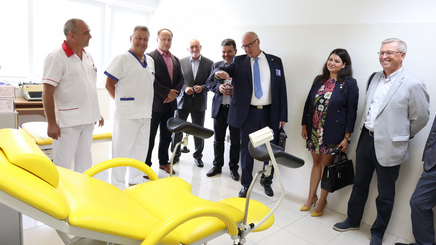 1675 fnsp zazilinsku nemocnicu navstivil guverner ceskoslovenskeho distriktu rotary international treti sprava jpg