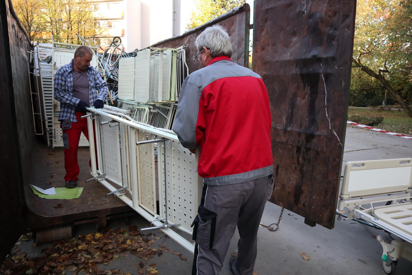 1713 fnsp zastare postele koncia v zbernych kontajneroch jpg