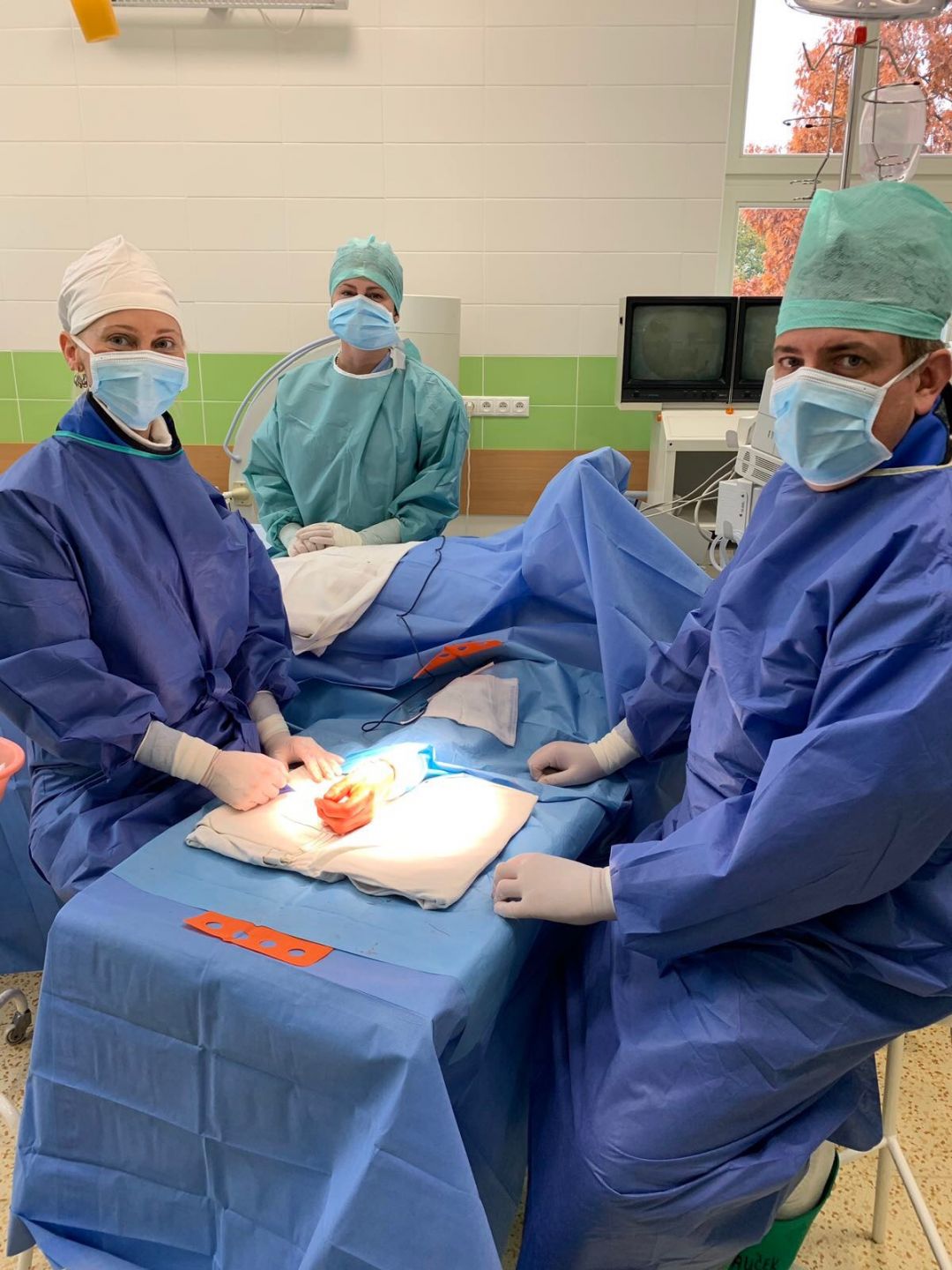 1738 fnsp zaoperacny tim zilinskej traumatologie pri novej operacii jpg