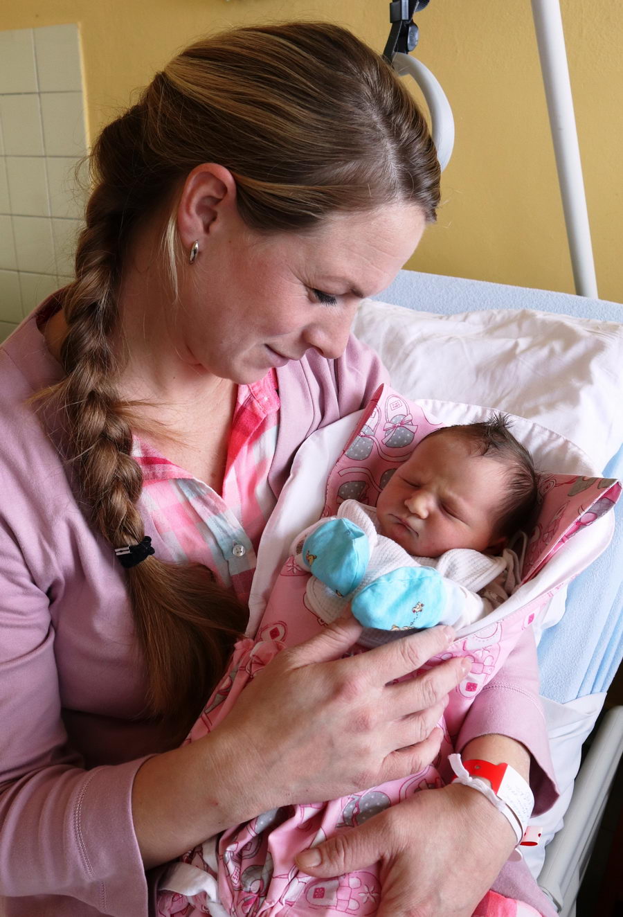 1838 fnsp zamaminka maria s prvym babatkom zilinskej porodnice roku 2020 malou julkou jpg