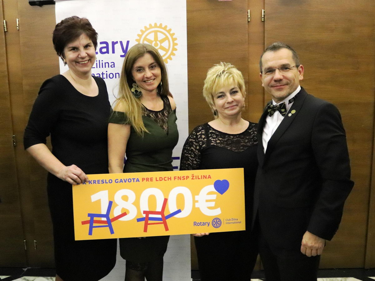 1862 fnsp zaclenovia rotary club zilina international prvy a treti sprava so sestrami ldch jpg