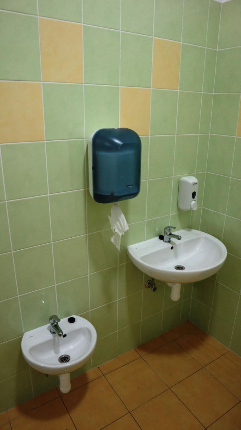 1875 fnsp zapribudlo tiez specialne detske umyvadlo i maly zachod jpg