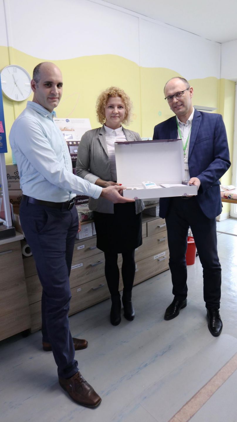 1893 fnsp zazastupcovia partnerov nadacie krizovatka odovzdali nemocnici 13 novych monitorov dychu jpg