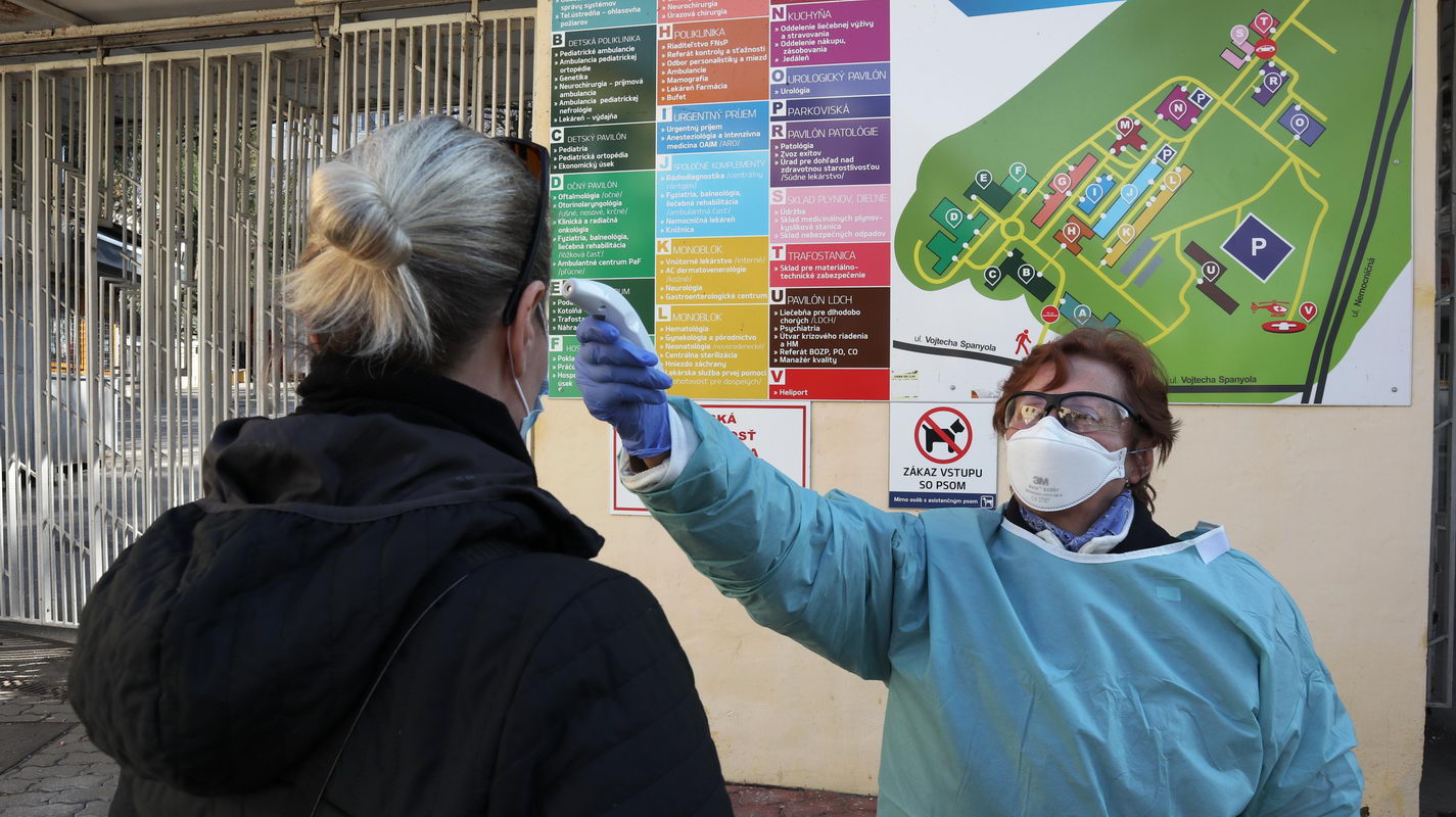 1909 fnsp zapri vstupe do nemocnice prebieha kontrola a triedenie pacientov jpg