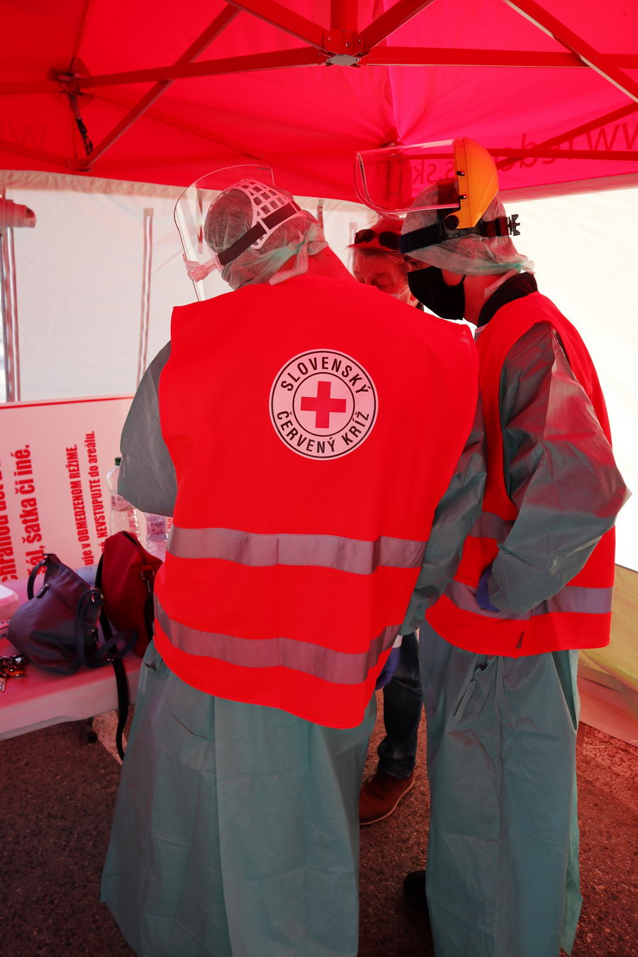 1941 fnsp zadobrovolnici zo slovenskeho cerveneho kriza jpg