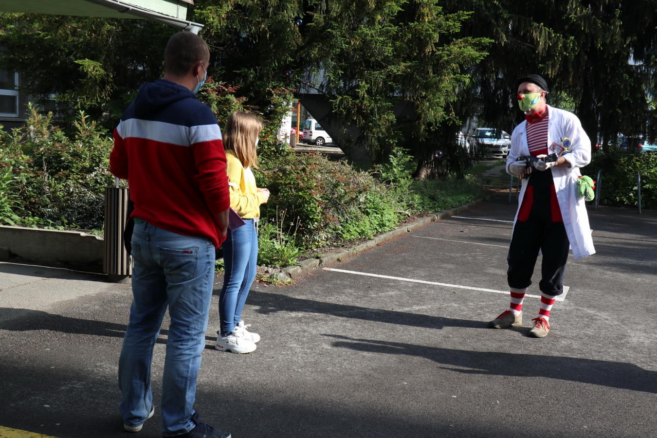 1963 fnsp zadetskych navstevnikov polikliniky zase zabavali zdravotni klauni jpg