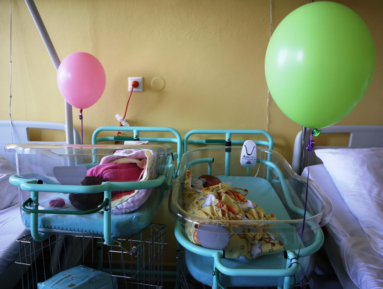 1965 fnsp zaprvy den deti oslavili aj na novorodeneckom oddeleni jpg