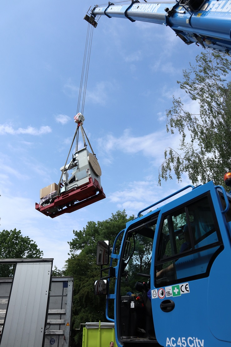 1974 fnsp zaprvy z dvoch novych linearnych urychlovacov prepravil na oddelenie zeriav jpg