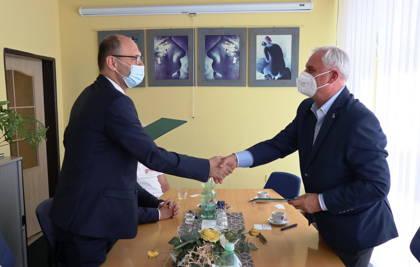 2222 fnsp zazlavageneralny riaditel fnsp za igor stalmasek a prezident lions club zilina emil pecik jpg