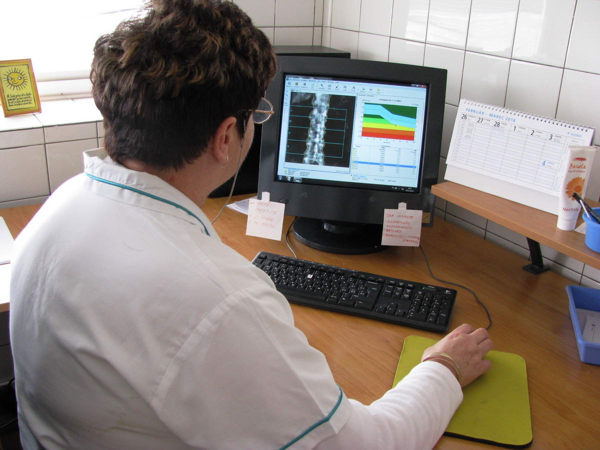 947 fnsp zastroj zoskenuje pacienta a vysledky vyhodnoti v pocitaci jpg