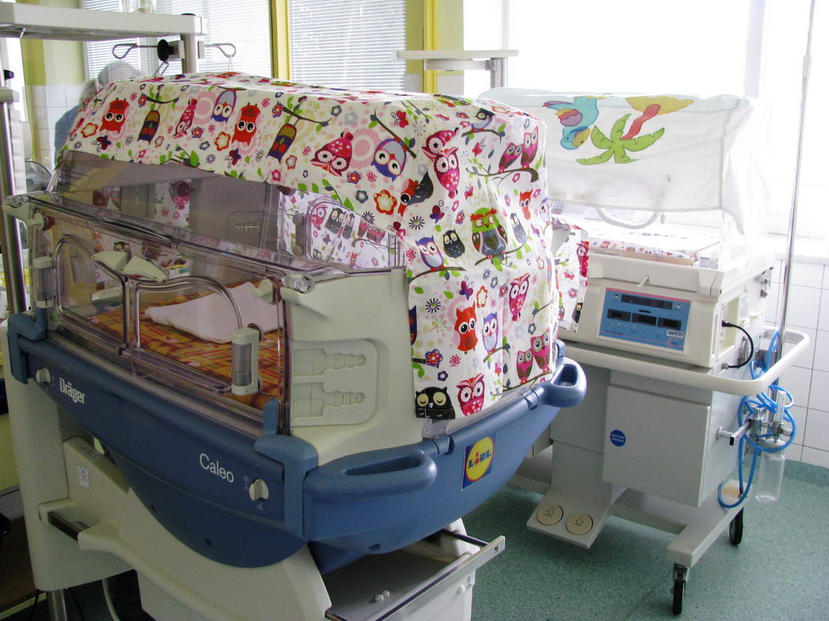 949 fnsp zakryty na inkubatory sprijemnuju prostredie a stisuju priame svetlo dopadajuce na nedonosene novorodeniatka jpg
