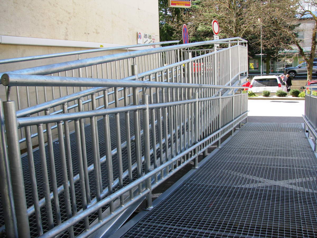 988 fnsp zanemocnica vybudovala novy bezbarierovy vstup do poliklinikyx jpg