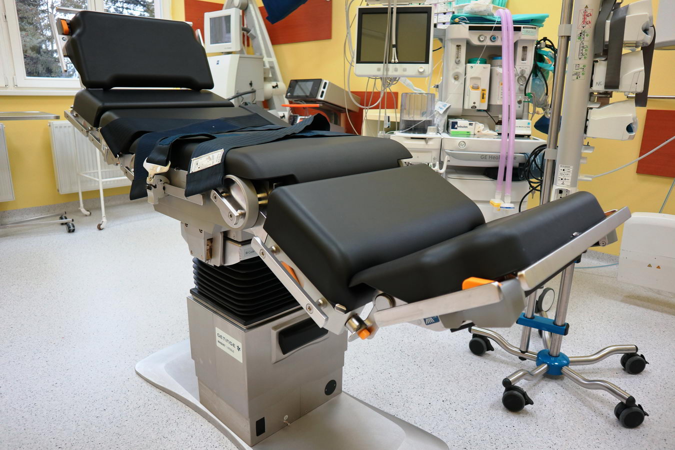 fnspza v nemocnici pribudne sest novych modernych operacnych stolov