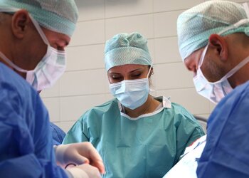 Žilinská nemocnica využíva pri výmenách umelých kĺbov modernú ultrazvukovú technológiu