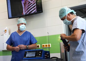 Žilinská nemocnica využíva pri výmenách umelých kĺbov modernú ultrazvukovú technológiu